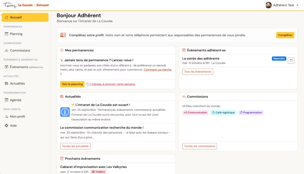 Page d’accueil de l’intranet de La Couvée : blocs Mes permanences, Événements adhérent·es, Actualités et Commissions, avec le menu à gauche.