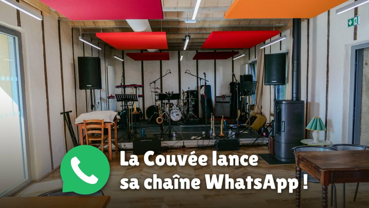 La scène du café associatif de La Couvée avec le logo WhatsApp et le texte « La Couvée lance sa chaîne WhatsApp ! »